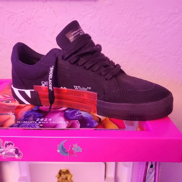 OFF WHITE LOW TOP Black in color Mens Size 12 - Picture 3 of 5